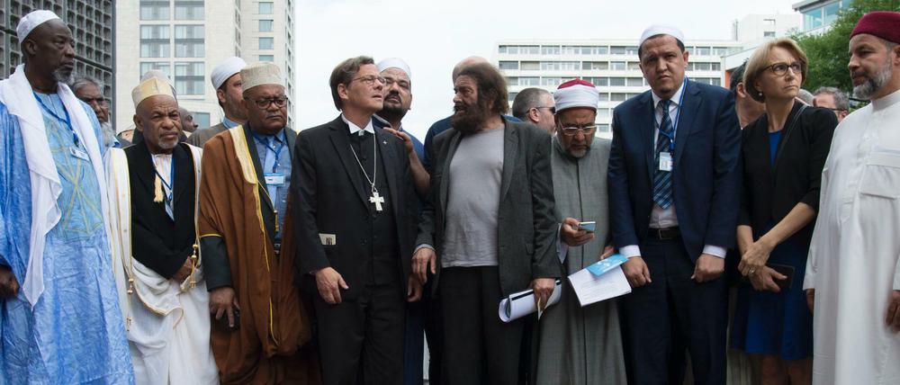 Teilnehmer am «Marsch der Muslime gegen den Terrorismus» stehen am 09.07.2017 in Berlin an der Gedenkstätte des Terroranschlages auf dem Breitscheidplatz.
