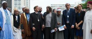 Teilnehmer am «Marsch der Muslime gegen den Terrorismus» stehen am 09.07.2017 in Berlin an der Gedenkstätte des Terroranschlages auf dem Breitscheidplatz.
