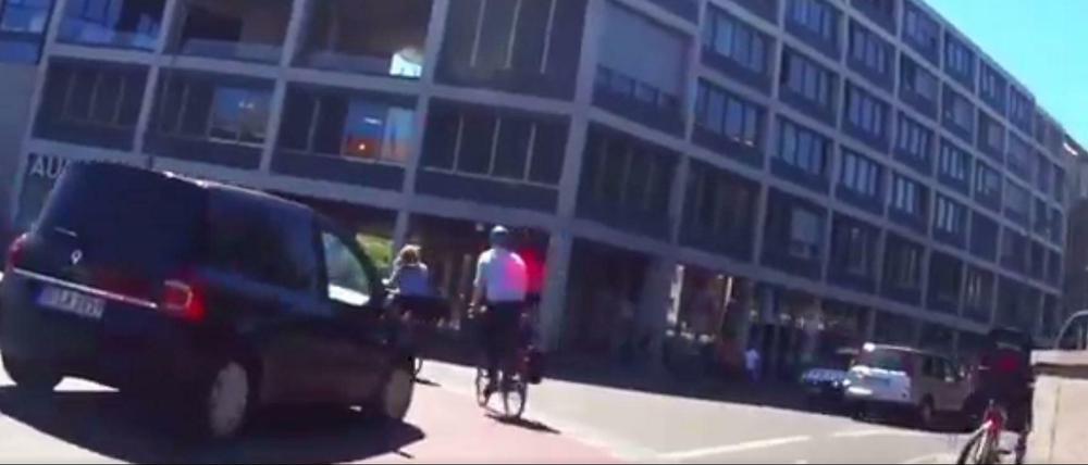 In dem neuen Kampagnen-Video der Berliner Polizei kommen zahlreiche Beinaheunfälle vor.