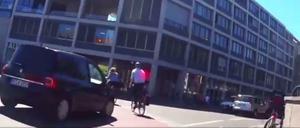 In dem neuen Kampagnen-Video der Berliner Polizei kommen zahlreiche Beinaheunfälle vor.
