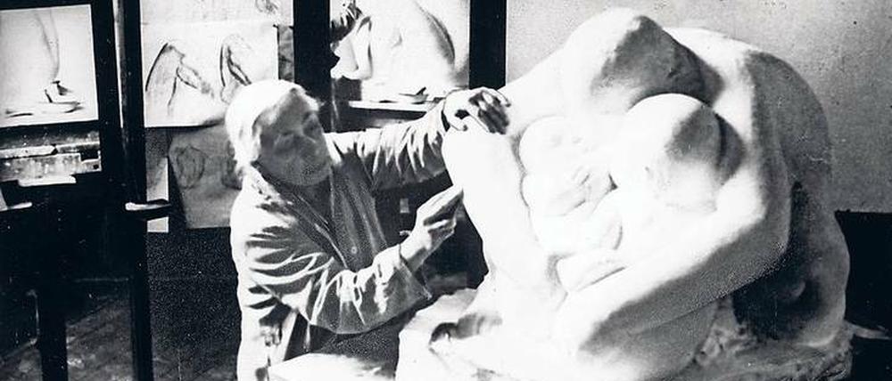 Sie brauchte Jahrzehnte, um ihre "Muttergruppe" fertigzustellen. Noch 1935 sieht man sie am Gipsmodell der Skulptur feilen. Zu jener Zeit hat die 68-Jährige in einer Ateliergemeinschaft Unterschlupf gefunden.