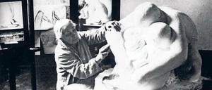 Sie brauchte Jahrzehnte, um ihre "Muttergruppe" fertigzustellen. Noch 1935 sieht man sie am Gipsmodell der Skulptur feilen. Zu jener Zeit hat die 68-Jährige in einer Ateliergemeinschaft Unterschlupf gefunden. 