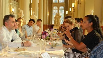 Rabbiner David Wolpe, Vertreter von Juma (jung, muslimisch, aktiv) und Staatssekretärin Sawsan Chebli diskutieren im Säulensaal des Roten Rathauses zu Antisemitismus und Islamfeindlichkeit.