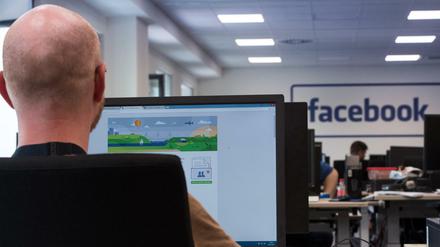 Ihr Arbeitsplatz sieht aus wie viele andere Büros, doch die Mitarbeiter des Facebook-Löschzentrums brauchen ein dickes Fell.