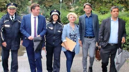 Werner Ipta, Torsten Akmann, Dienstgruppen-Leiterin Verena Steinke, Asmahan Er, Swen Schulz und Raed Saleh (v.l.n.r.).