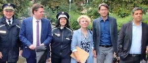 Werner Ipta, Torsten Akmann, Dienstgruppen-Leiterin Verena Steinke, Asmahan Er, Swen Schulz und Raed Saleh (v.l.n.r.). 