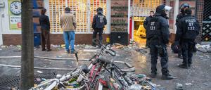 Polizisten stehen am 08.07.2017 in Hamburg im Schanzenviertel vor einem geplünderten Supermarkt.