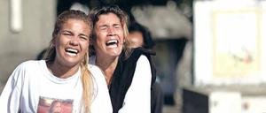 Am Ende. Zwei Frauen trauern am Grab der zehnjährigen Vanessa dos Santos. Das Mädchen geriet zwischen die Fronten von Polizei und Drogenbanden. 