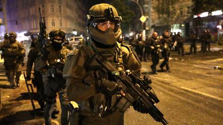 Spezialkräfte der Polizei am Samstagabend im Schanzenviertel in Hamburg.