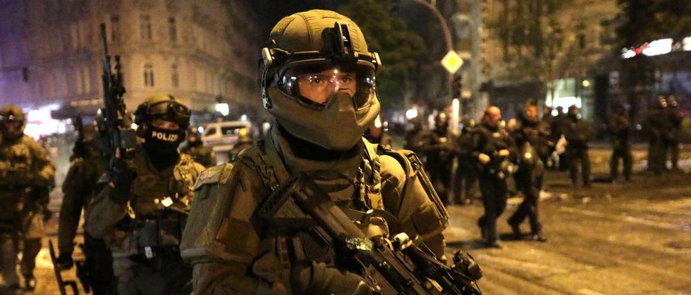 Spezialkräfte der Polizei am Samstagabend im Schanzenviertel in Hamburg.