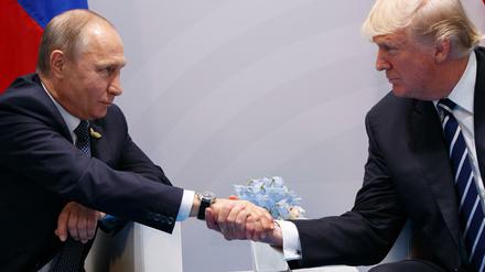 US-Präsident Donald Trump (r) und der russische Präsident Wladimir Putin: Wer hat den ersten Handschlag für sich entschieden?