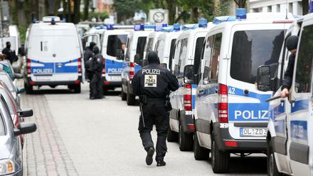 Einsatzkräfte der Polizei stehen während des G-20-Gipfels vor dem Treffpunkt "Internationales Zentrum" auf St. Pauli.