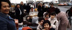 Sie waren die ersten: Italienische Familien auf dem Bahnhof in Wolfsburg Anfang der 1970er Jahre.