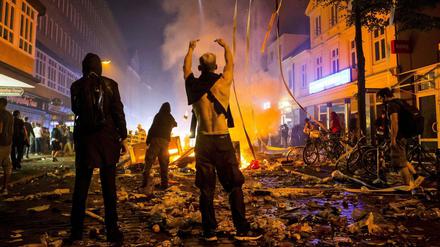 Zahlreiche Straßenblockaden brannten im Schanzenviertel. 