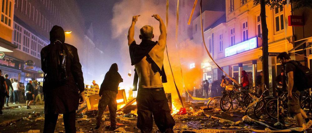 Zahlreiche Straßenblockaden brannten im Schanzenviertel. 