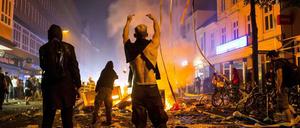 Zahlreiche Straßenblockaden brannten im Schanzenviertel. 