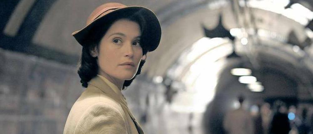 Ghostwriter. Catrin Cole (Gemma Arterton) soll den britischen Filmscripts eine weiblichere Note verleihen.