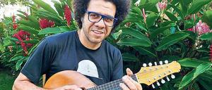 Idylle am Stadtrand. Hamilton de Holanda zu Hause in seinem Garten in Rio de Janeiro. 