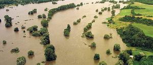 Der Blick aus einem Hubschrauber zeigt am 19. Juli 1997, wie weit das Wasser der Oder nördlich von Frankfurt in das Landesinnere von Polen (re.) vorgedrungen ist..