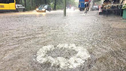 Übergelaufen. Beim Starkregen vor einer Woche war die Kanalisation überfordert, das Wasser aufzunehmen - wie hier in Schöneberg. 