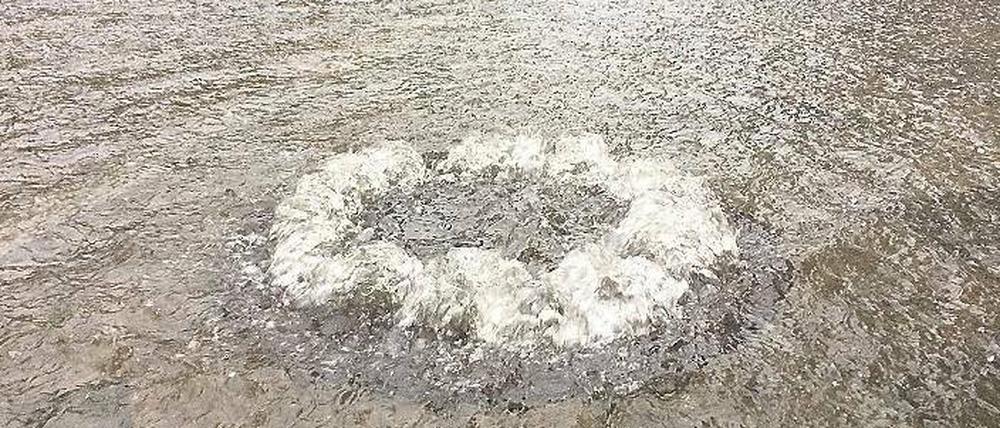 Übergelaufen. Beim Starkregen vor einer Woche war die Kanalisation überfordert, das Wasser aufzunehmen - wie hier in Schöneberg. 