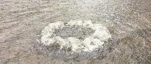 Übergelaufen. Beim Starkregen vor einer Woche war die Kanalisation überfordert, das Wasser aufzunehmen - wie hier in Schöneberg. 