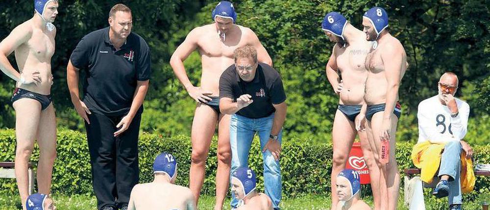 Mann für vieles. Florinel Chiru (Mitte) steht seit 1990 in Neuköllner Diensten.