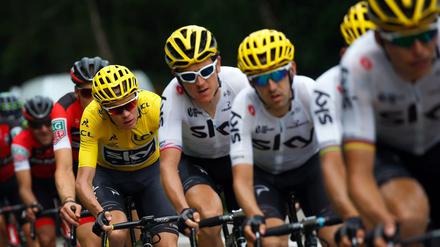 Der Brite Chris Froome vom Team Sky fährt im Gelben Trikot.