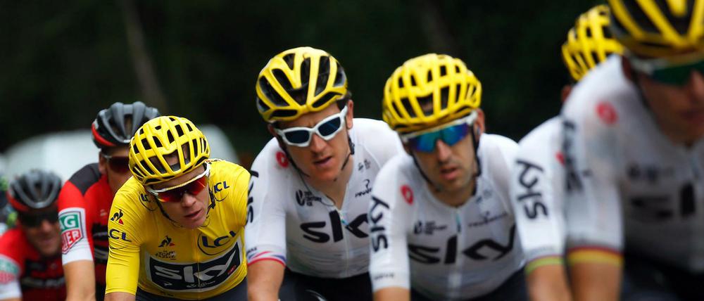 Der Brite Chris Froome vom Team Sky fährt im Gelben Trikot.