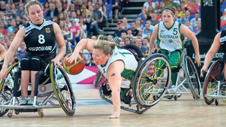 Ihre Liebe war der Korb. Als Rollstuhlbasketballerin gewann Annika Zeyen (links) 2012 in London bei den Paralympics die Goldmedaille im Finale gegen Australien.