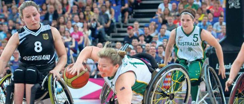Ihre Liebe war der Korb. Als Rollstuhlbasketballerin gewann Annika Zeyen (links) 2012 in London bei den Paralympics die Goldmedaille im Finale gegen Australien.