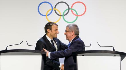 Frankreichs Präsident Emmanuel Macron (links) warb bei IOC-Präsident Thomas Bach für Paris 2024.