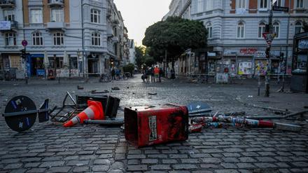 Zerstörte Straßenschilder und Mülleimer liegen in Hamburg nach Krawallen im Schanzenviertel auf der Straße.