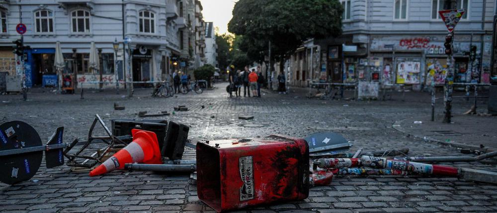 Zerstörte Straßenschilder und Mülleimer liegen in Hamburg nach Krawallen im Schanzenviertel auf der Straße.