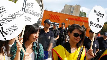 "Willkürliche Zerstörung" durch die massenhafte Entlassung von Akademikern beklagen diese Demonstrantinnen in Ankara - und fordern "Ausbildungssicherheit".