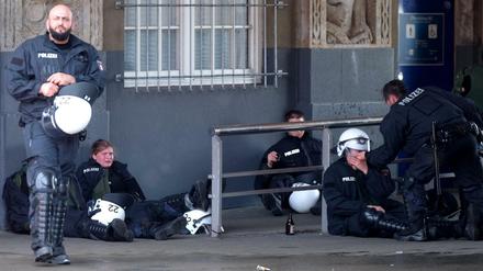 Schon am Freitag waren viele Polizisten erschöpft - und konnten sich in Hamburg oft nur stundenweise ausruhen.