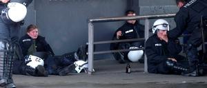 Schon am Freitag waren viele Polizisten erschöpft - und konnten sich in Hamburg oft nur stundenweise ausruhen.