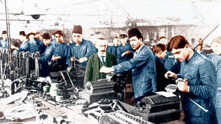 Gastarbeiter von einst. Schon im späten Kaiserreich holte sich die Berliner Industrie türkische Saisonkräfte. Foto: akg-images