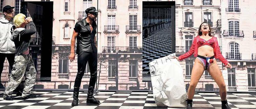 Selbstanklage vor Nobelfassaden. Szene aus Olivier Pys Gesellschaftsgroteske „Les Parisiens“.