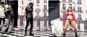 Selbstanklage vor Nobelfassaden. Szene aus Olivier Pys Gesellschaftsgroteske „Les Parisiens“.