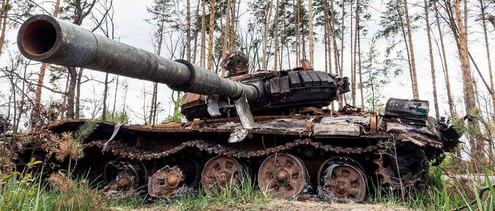 Ein zerstörter russischer Panzer steht am Straßenrand, rund 30 Kilometer westlich von Kiew. (Archivbild)