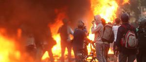 Eine brennende Barrikade bei Ausschreitungen von G20-Gegnern im Schanzenviertel in Hamburg.