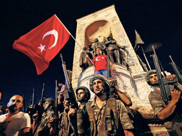 Der Umsturz. Seit dem gescheiterten Putschversuch in der Türkei ließ Präsident Erdogan Zehntausende verhaften, setzte Grundrechte außer Kraft.