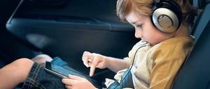 Wie hypnotisiert. Wenn Kinder so beschäftigt sind, stört sie kein Stau. Aber wenn dann am Strand weiter gestarrt, gewischt und getippt wird, verbringt die Familie den Urlaub plötzlich nebeneinander statt miteinander. Auch Eltern haben ihr Smartphone häufig in der Hand. Sie sollten mit gutem Beispiel voran gehen und es öfter weglegen. 