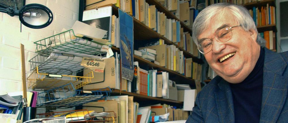 Täglich fünf Seiten. Peter Härtling am Schreibtisch in Mörfelden-Walldorf. 