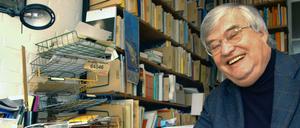 Täglich fünf Seiten. Peter Härtling am Schreibtisch in Mörfelden-Walldorf. 