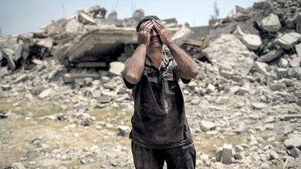 Die Verzweiflung nach der Schlacht. Ein Vater trauert um seine Tochter, die bei den Gefechten gegen den IS ums Leben kam.