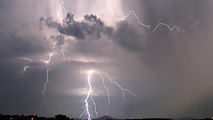 Blitze zucken im Abendhimmel in der Nähe von Hennef/Sieg.