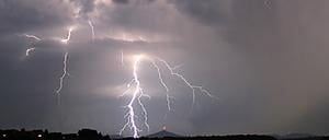 Blitze zucken im Abendhimmel in der Nähe von Hennef/Sieg.