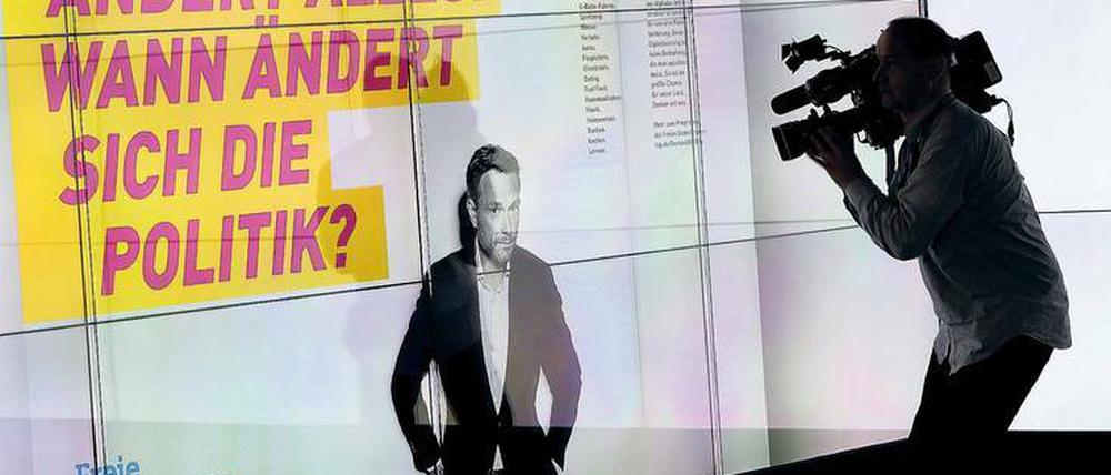 Lässig, ernsthaft, ganz allein. Christian Lindner steht im Mittelpunkt. 